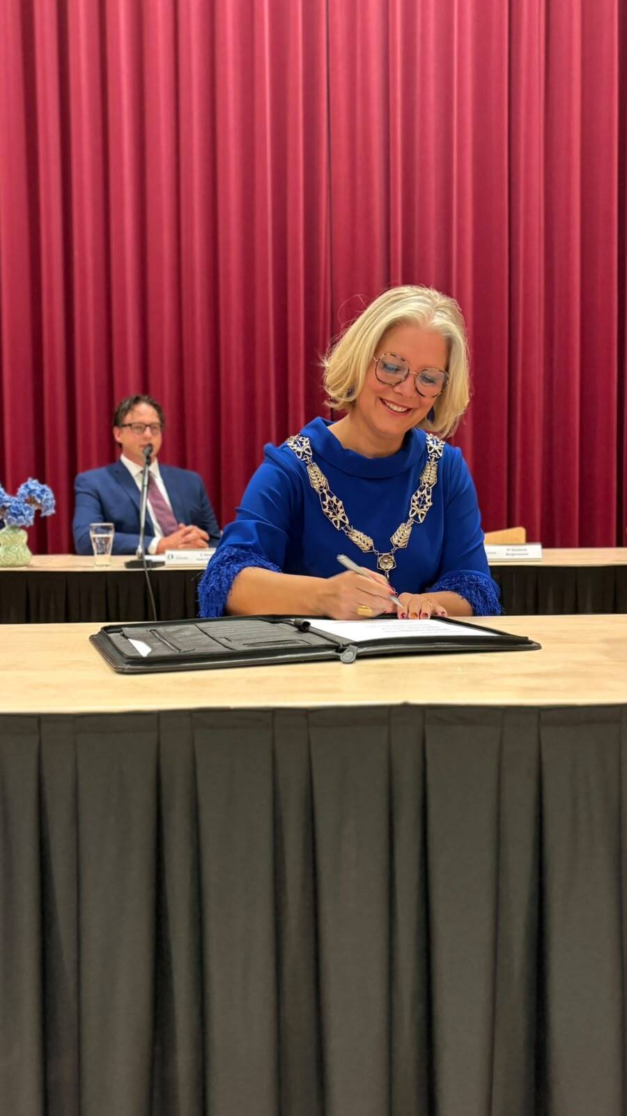 Burgemeester Sanderse ondertekent