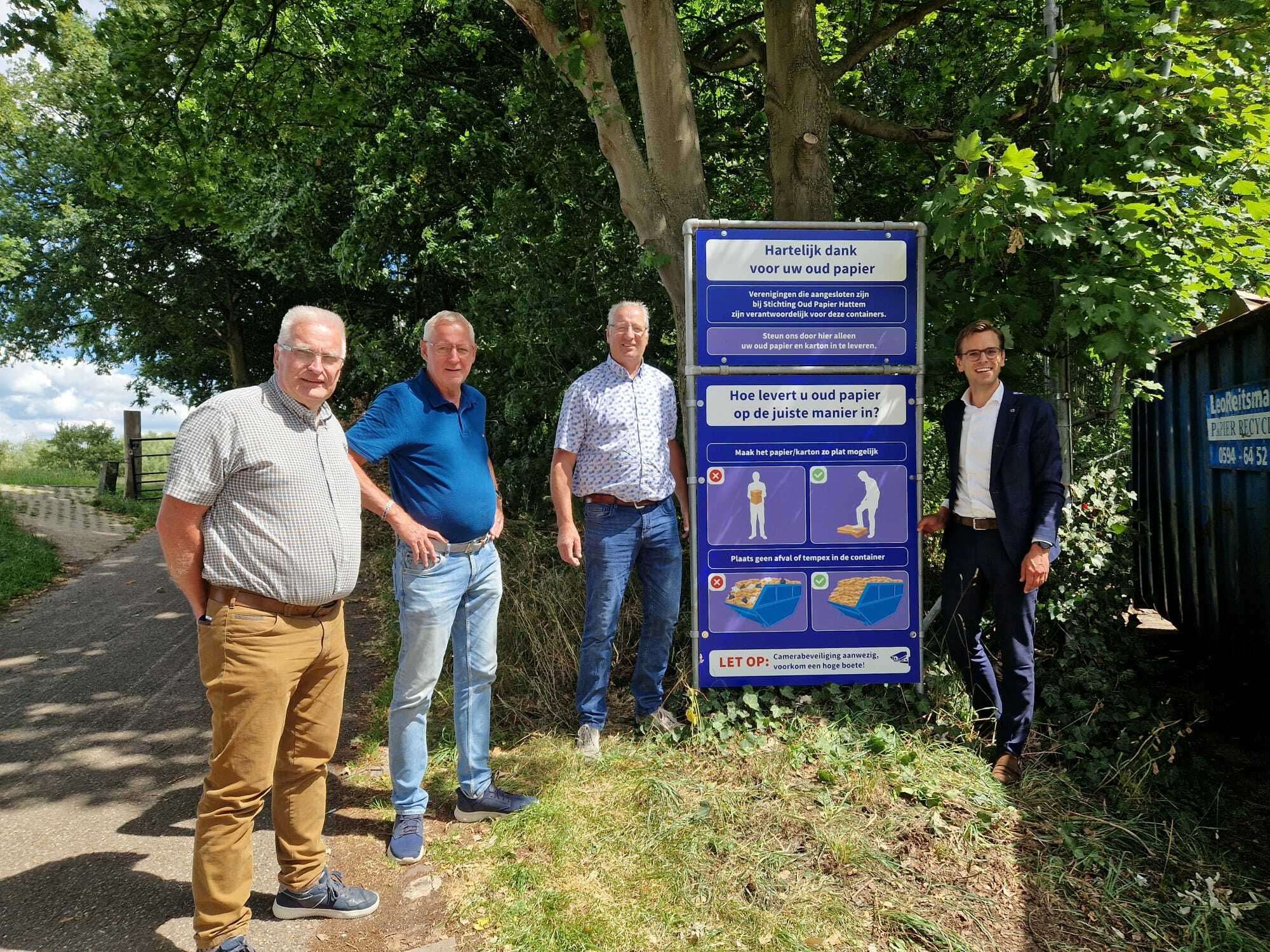 Nieuw informatiebord bij papiercontainer Stichting Oud Papier Hattem 
