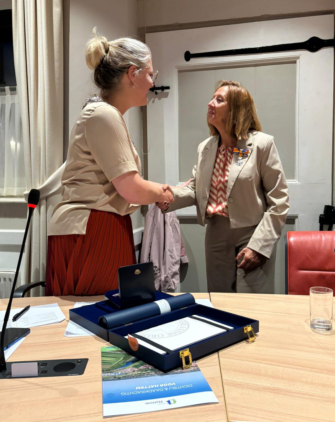 Foto koninklijke onderscheiding Gina Guldenaar