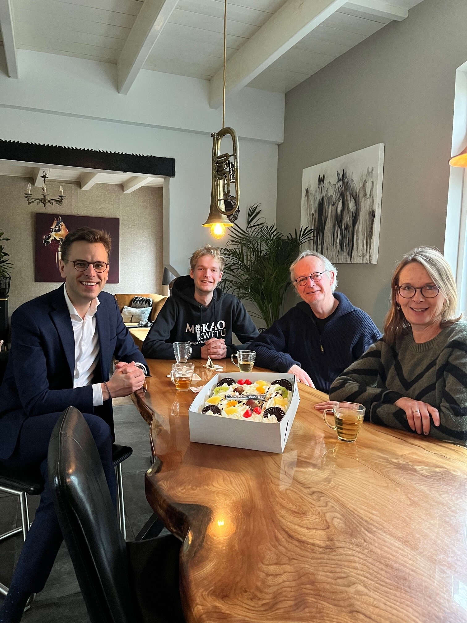 overhandiging taart voor winnaar straatnaam1