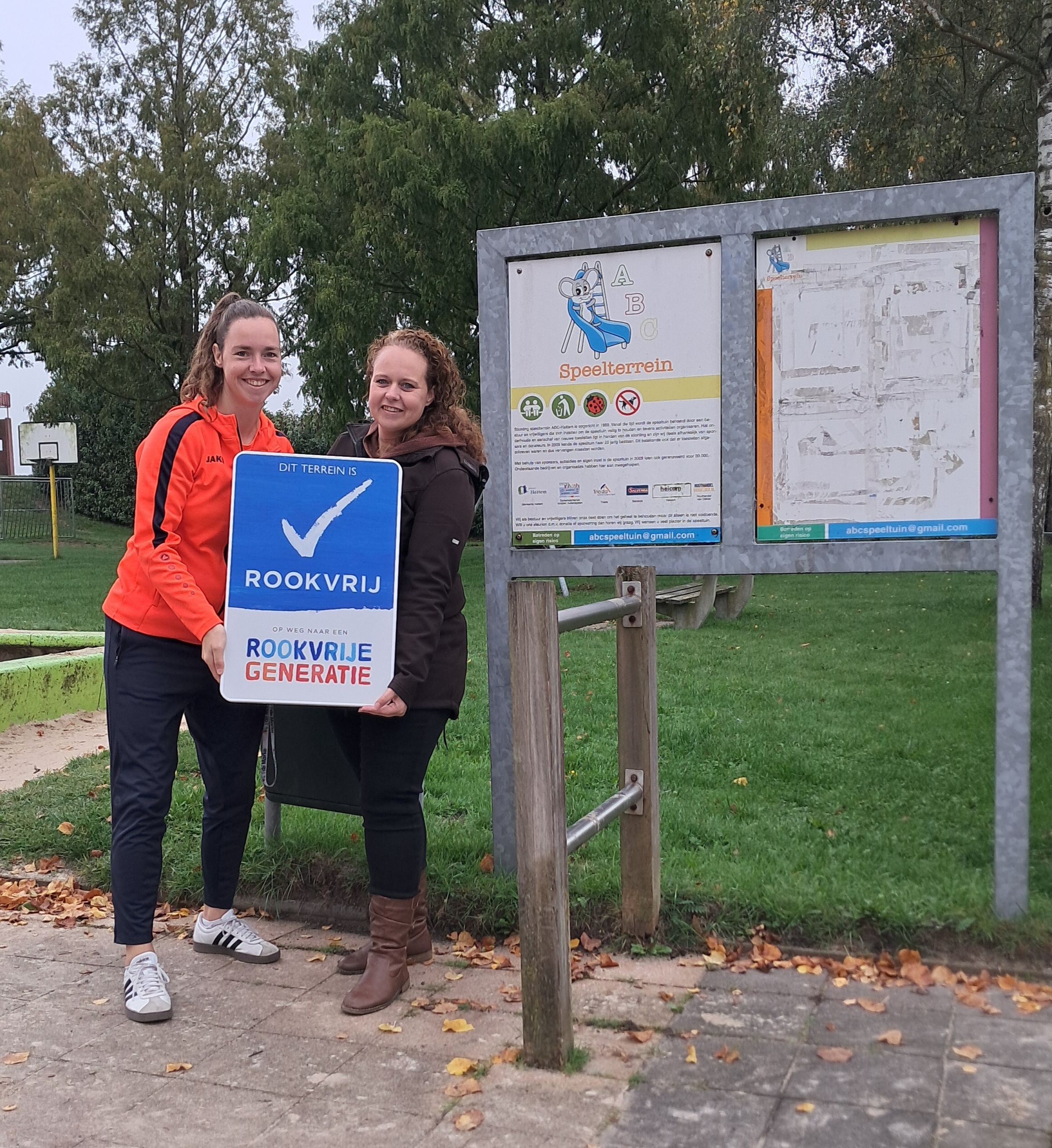 Marijke Tip reikt een bordje uit aan Evelina van Olst van de ABC speeltuin.