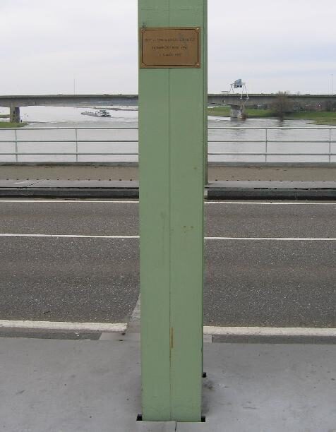 Gedenkplaat aan de IJsselbrug 2